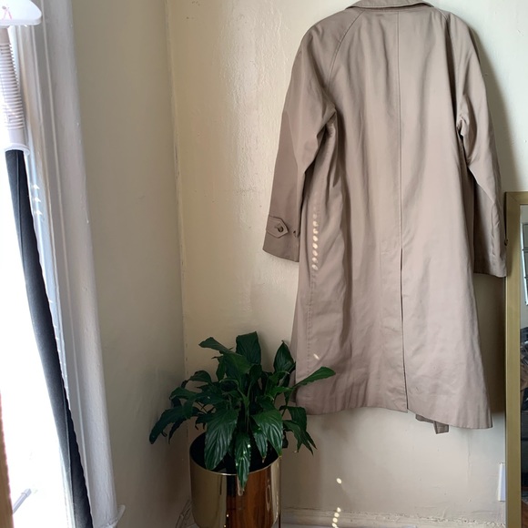 Burberry London Men Trench Coat. - Picture 6 of 8